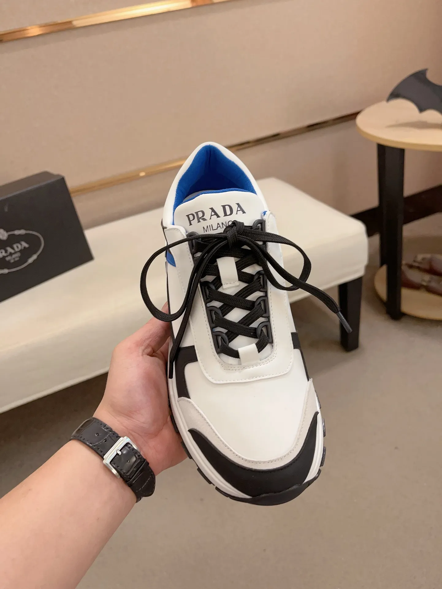 Men's shoes 💰 462💰🇮🇹🇮🇹PRADA (Prada) top 🔍🔍 new models are on sale at the same time at the counter, uppers 🇮🇹 Italian imported first-layer cowhide fabric Fully imported genuine leather lining 💪💪, completely 1⃣️ to 1⃣️ replica 🇮🇹💪💪, ⚠ sole: original sole provided by the original factory, exclusive movable molded foam outsole super comfortable, ⚠ original factory follow-up, 🔍🔍 high quality, you can go in and out of the counter at will, welcome to compare⚠. Code number: 38-44 (45.46 is custom-made and cannot be returned or exchanged)